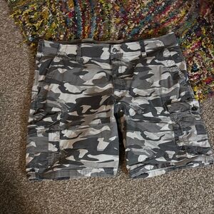 Lee Men's Gray Camouflage Cargo Shorts